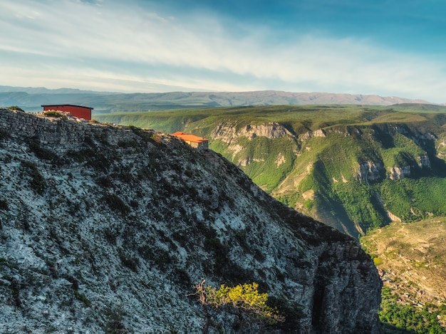 Uma casa solitária em uma rocha nas montanhas do cáucaso.