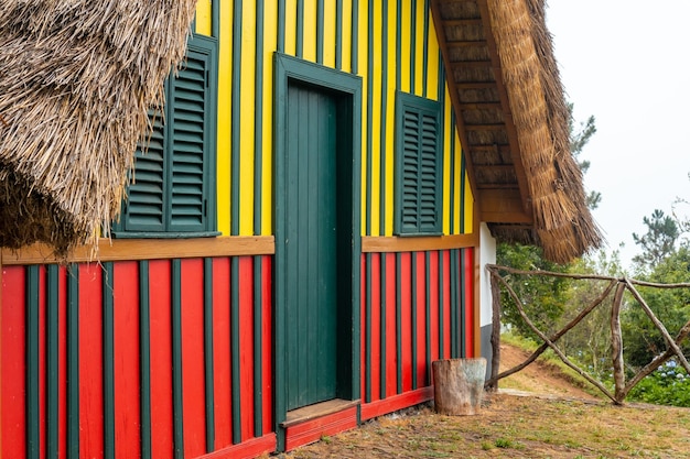 Uma casa tradicional madeirense como as de Santana na floresta do Caldeirão Verde Santana