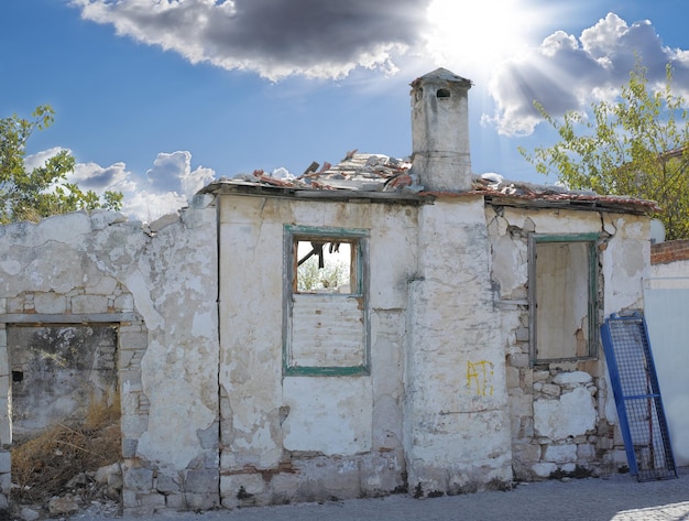 Uma casa velha quebrada abandonada da pobreza desemprego nos arredores da cidade Casa rústica vazia em ruínas da crise econômica crise financeira Exterior da residência negligenciada destruída