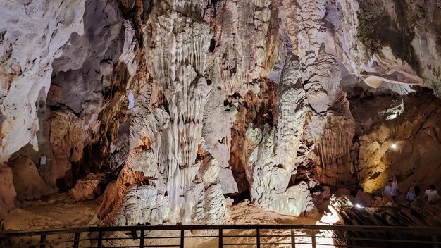 Foto uma caverna com uma ponte ao fundo