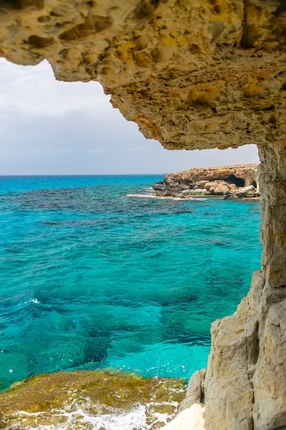 Uma caverna pitoresca incomum está localizada na costa do mediterrâneo. chipre, ayia napa.