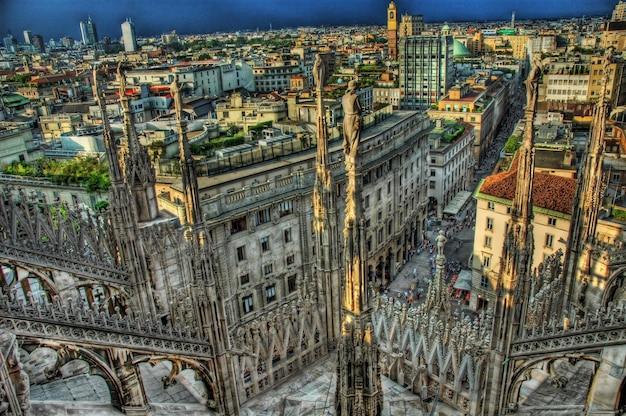 Foto uma cena da cidade com uma igreja e uma igreja ao fundo