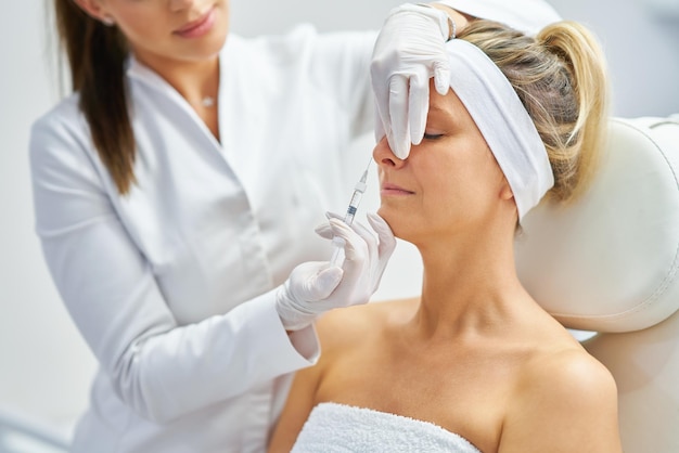 Uma cena de injeção de botulínica de tratamentos de cosmetologia médica