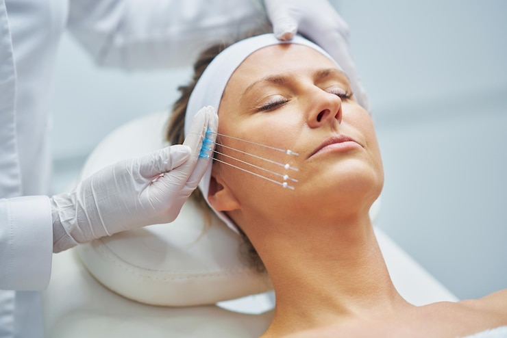 Foto uma cena de injeção de botulínica de tratamentos de cosmetologia médica