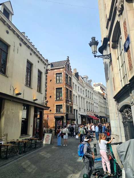 Uma cena de rua com uma placa que diz " san miguel ".