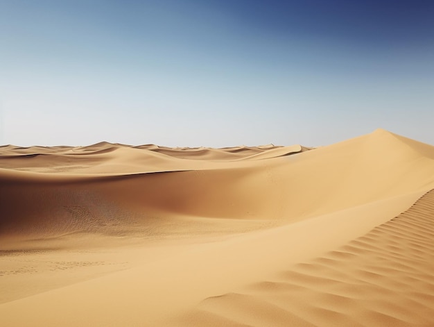 Uma cena do deserto com dunas de areia e um céu azul.