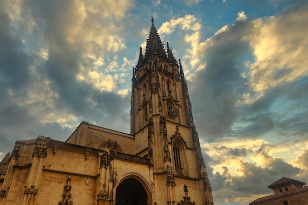 Foto uma cena dramática em oviedo, espanha, com a icônica catedral da cidade sob um céu nublado.