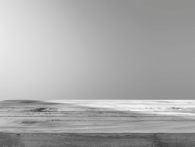 Uma cena tranquila em preto e branco de uma praia deserta com ondas suavemente batendo a costa sob um céu nublado