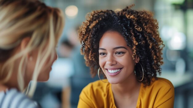 Foto uma ceo alegre e sua jovem colega se envolvem em uma discussão no escritório