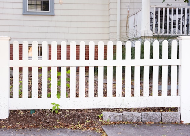 Uma cerca branca impecável é um símbolo de proteção da pureza e de limites numa terra harmoniosa