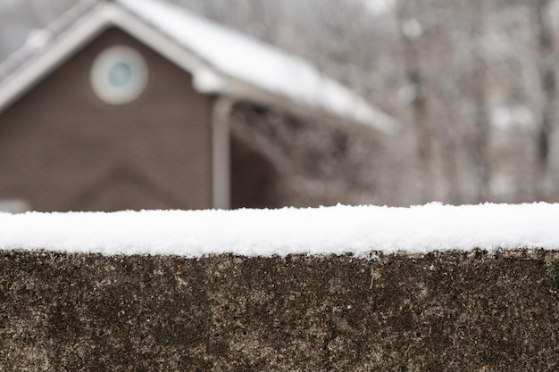 uma cerca coberta de neve