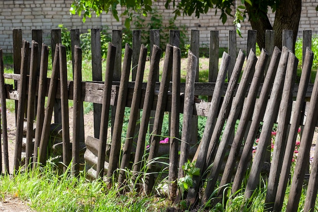 Uma cerca de madeira velha na zona rural