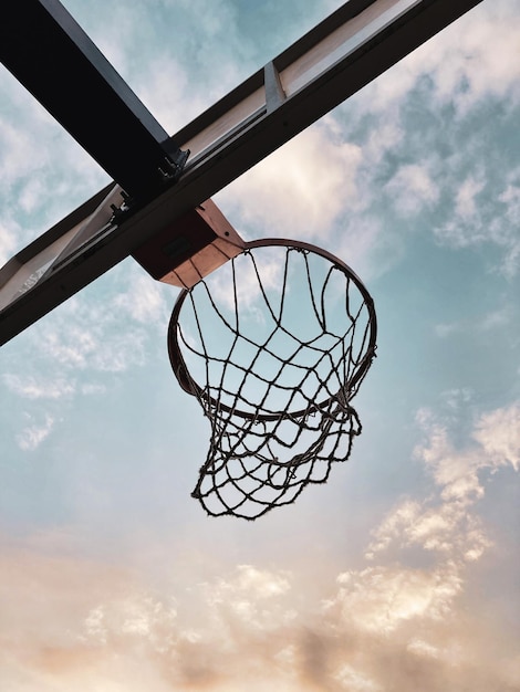 Foto uma cesta de basquete com o céu ao fundo