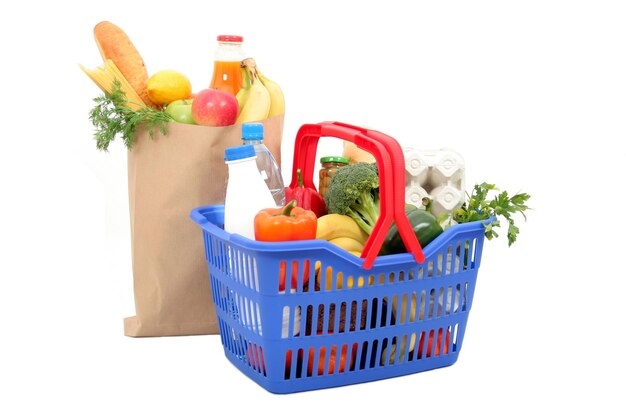 Foto uma cesta de compras com uma garrafa de refrigerante e um saco de compras