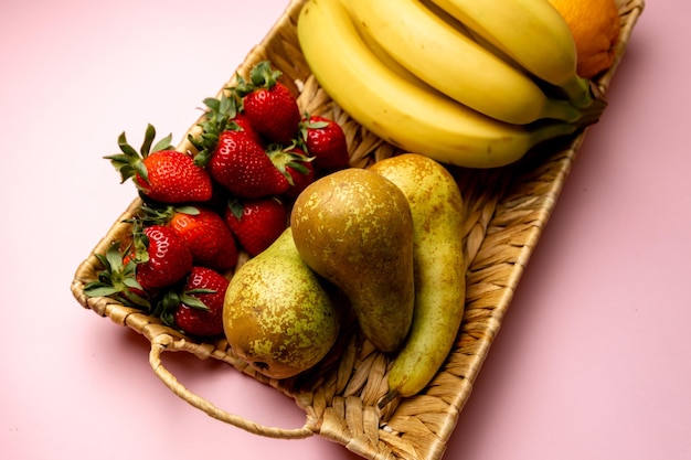 Uma cesta de frutas com banana, kiwi e banana