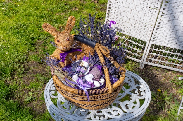 Uma cesta de lavanda e um coelho com uma fita roxa