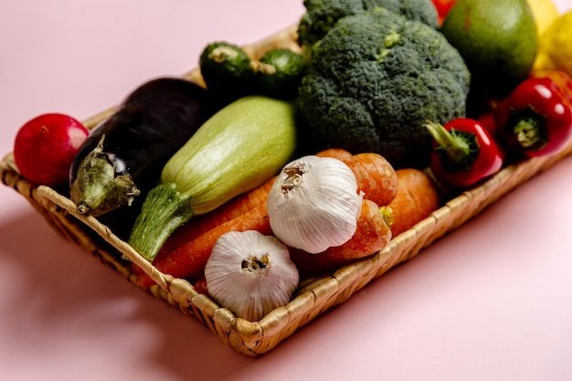 Uma cesta de legumes com uma das cebolas
