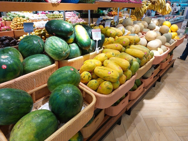 Foto uma cesta de melancias está em exibição em uma loja.