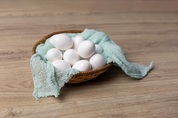 Uma cesta de ovos em uma mesa de madeira