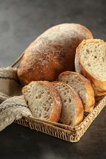 Uma cesta de pão com pão