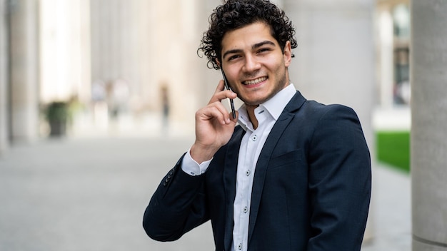 Uma chamada para um colega no telefone é uma rede social Um gerente masculino em um oficial