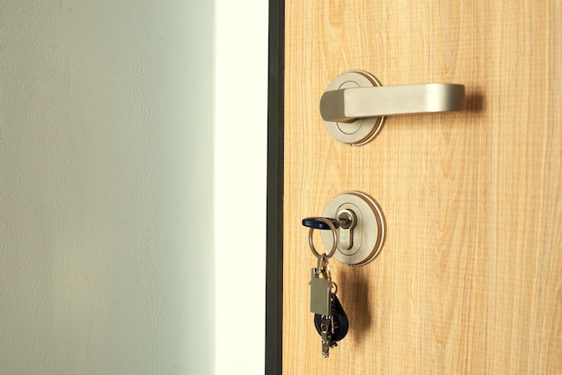 Uma chave com um chaveiro saindo na fechadura da porta Fechamento da fechadura da porta