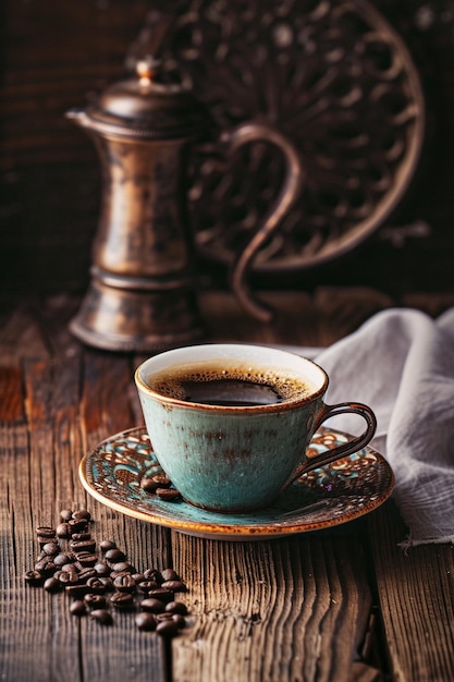 uma chávena de café com um guardanapo em cima dela