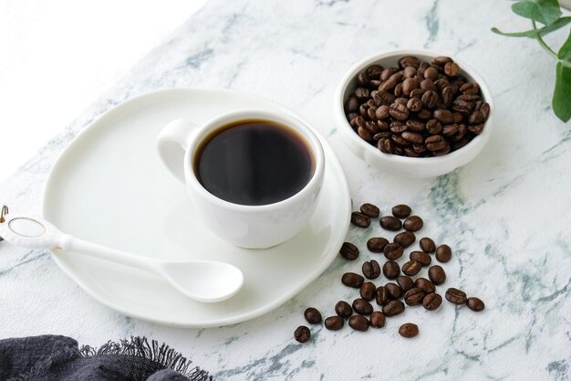 uma chávena de café e uma chácara de café em uma mesa