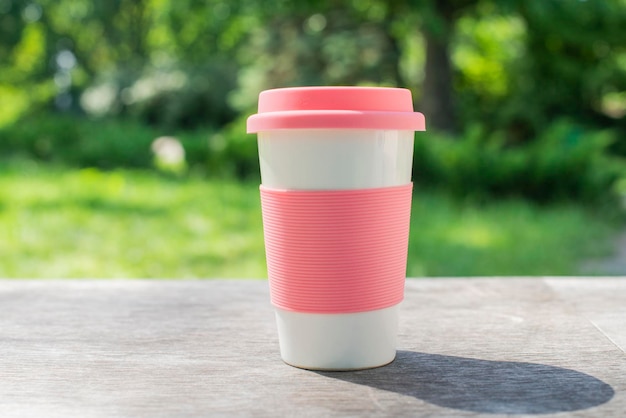 Uma chávena de café na natureza