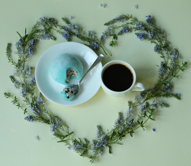 Foto uma chávena de café quente com doces japoneses daifuku mochi