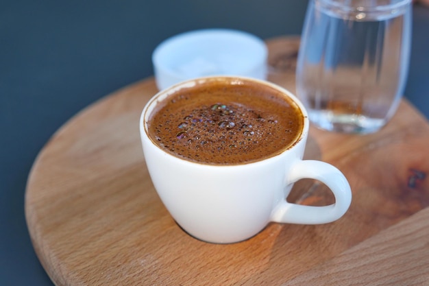 Uma chávena de café turco na mesa.