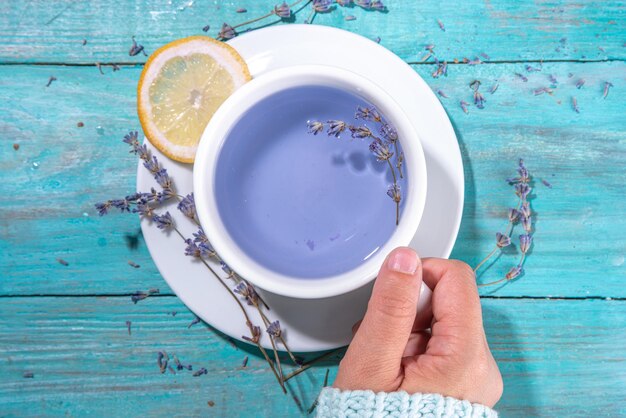 Uma chávena de chá aromático de lavanda