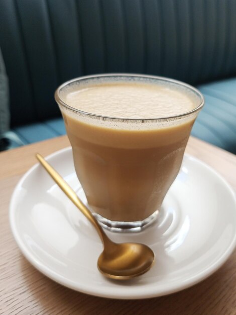 Foto uma chávena de chocolate quente é servida em uma mesa de madeira