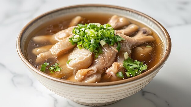 Uma chávena de sopa quente feita de pés de frango sobre um pano de fundo de mármore branco sopa deliciosa para deliciar o humor e o espaço IA generativa