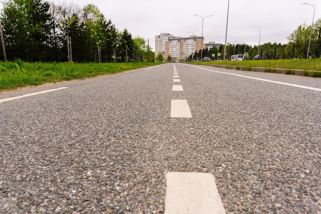 Uma ciclovia da cidade vazia ao longo de uma rua da cidade no verão