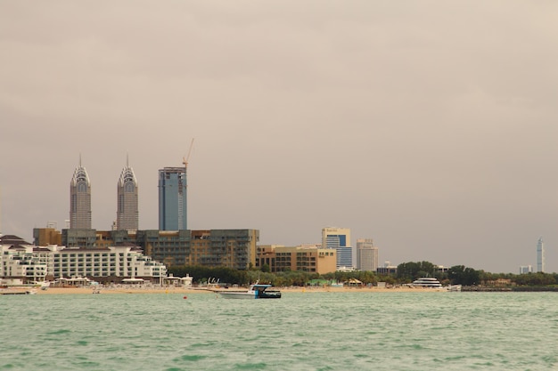 uma cidade com alguns edifícios no fundo