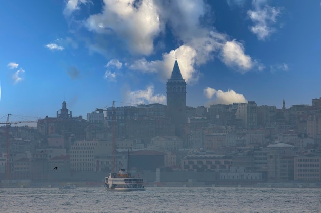 Foto uma cidade com um barco e uma cidade no fundo