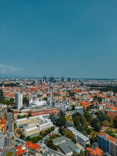 uma cidade com um céu azul e uma cidade no fundo