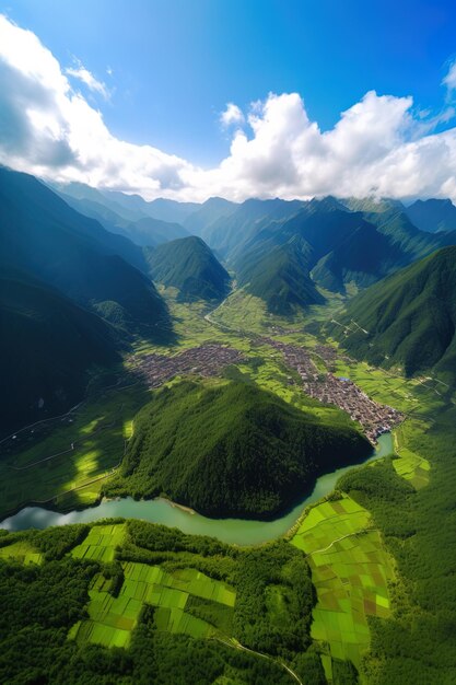 uma cidade é cercada por montanhas e um rio