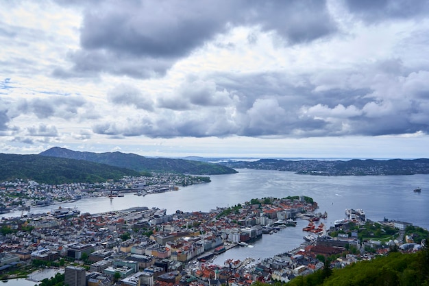 Foto uma cidade é vista do topo de uma colina com vista para a cidade de bergen.