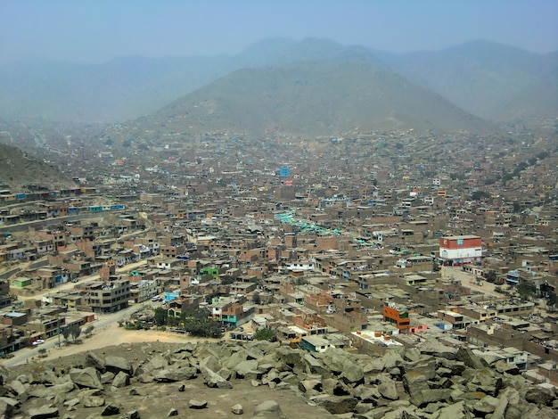 Uma cidade entre colinas. Assentamento humano de baixos recursos econômicos em Lima - Comas - Peru.