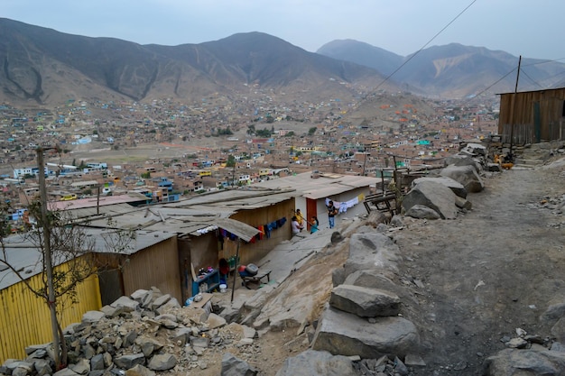 Uma cidade entre colinas também povoada assentamento humano de baixos recursos econômicos no peru