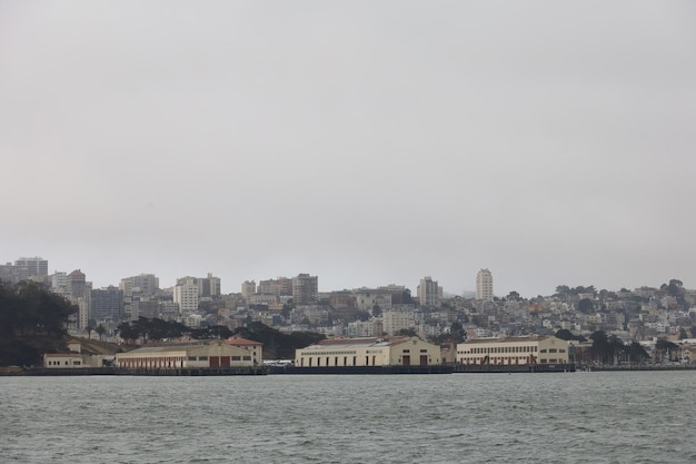 uma cidade está na água com uma cidade ao fundo