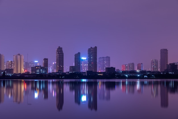 Uma cidade refletida pelo lago à noite