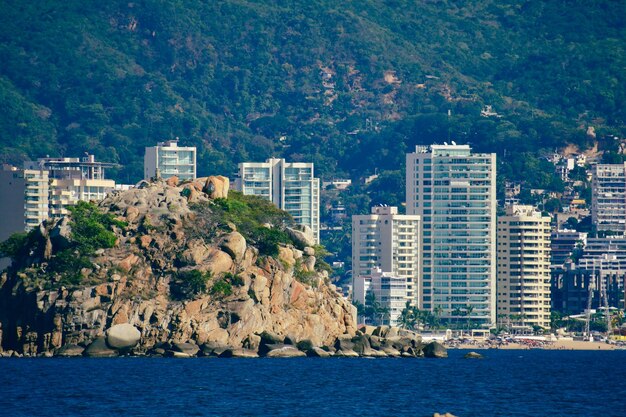 Foto uma cidade vista da água com uma montanha ao fundo