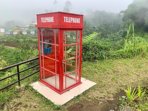 Uma clássica cabine telefônica vermelha britânica escondida nas montanhas