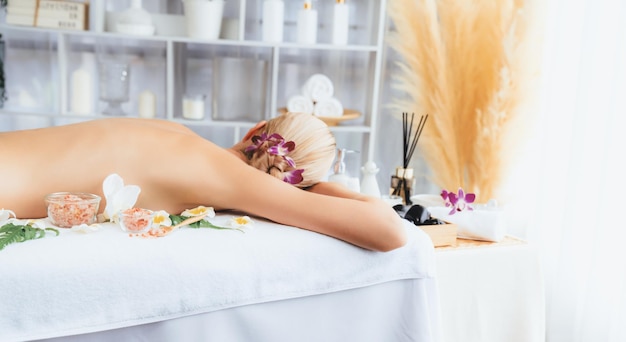 Uma cliente caucasiana a desfrutar de uma massagem anti-estresse relaxante.