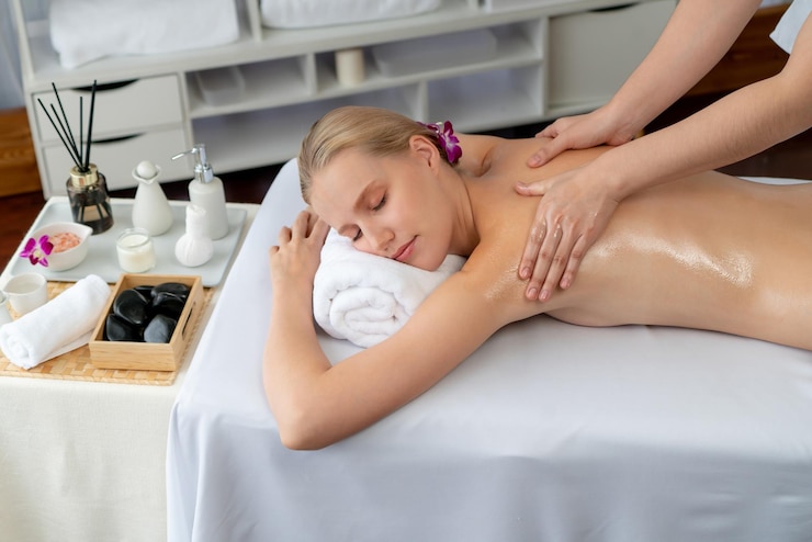 Foto uma cliente caucasiana a desfrutar de uma massagem anti-estresse relaxante.