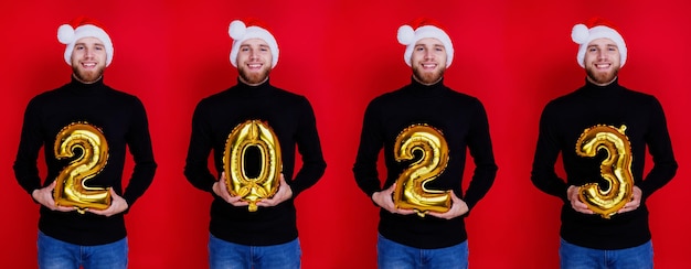 Uma colagem de quatro fotos de um homem com um chapéu de Papai Noel segurando os números do novo ano 2023 em um fundo vermelho Natal e Ano Novo