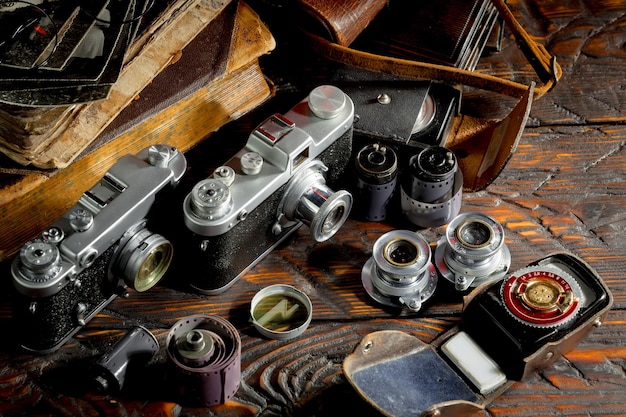 Uma coleção de câmeras, incluindo uma que diz nikon nela.